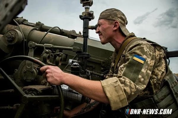 Украинские силовики за сутки выпустили по ДНР 242 боеприпаса, погиб один мирный житель