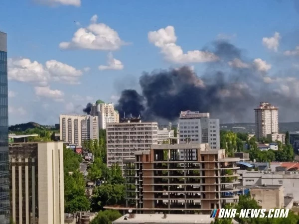 Украинские войска нанесли массированный артиллерийский удар по центру Донецка
