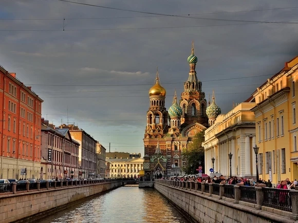 В Петербурге плюс двадцать и переменная облачность
