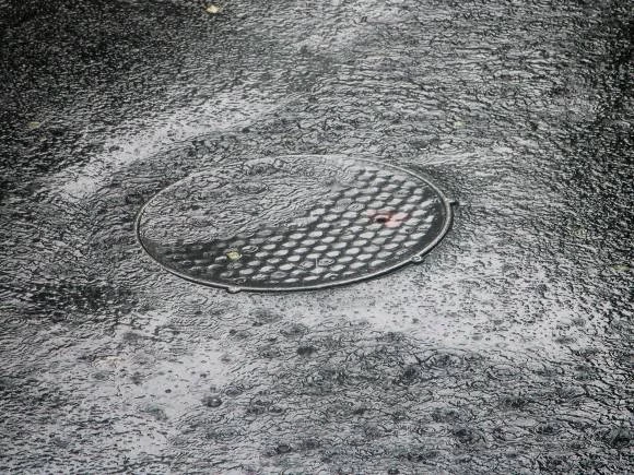 В центре Симферополя после ливня обрушилась часть автодорожного моста
