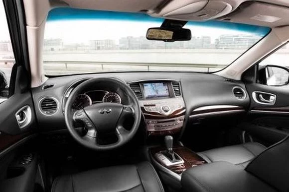 Пьяного водителя на Infiniti задержали со стрельбой в Петербурге