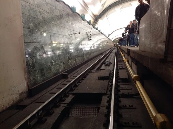 В московском метро мужчина прыгнул на пути, забрал чужой упавший телефон и скрылся