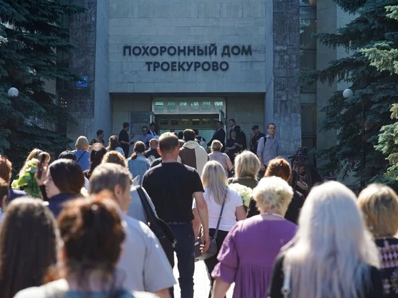 Очередь с двух часов ночи и грузовик роз: в Москве прощаются с певцом Юрием Шатуновым (фото)
