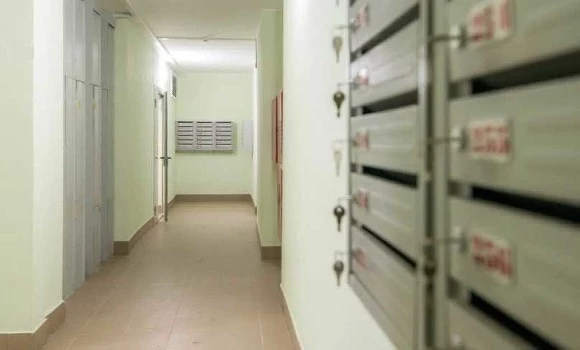 Стали известны подробности стрельбы в подъезде в Москве: двое охранников подстрелили четырех бездомных