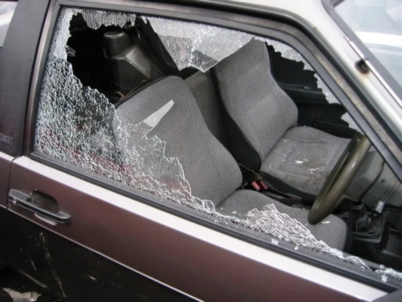 На Урале злоумышленник попытался угнать два автомобиля одновременно