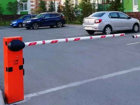 В Шушарах пьяный кавалер похвастался перед дамой силой, согнув пластиковый шлагбаум (видео)