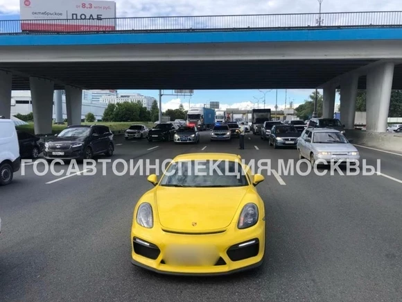 В московской больнице умер мужчина, упавший с моста на проезжавший мимо Porsche