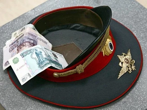 В Москве сотрудника угрозыска задержали за взятку в 300 тысяч рублей