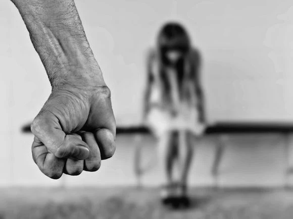 Строителя из Ленобласти заподозрили в изнасиловании девочек