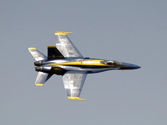 Истребитель F-18 сдуло ветром с авианосца ВМС США