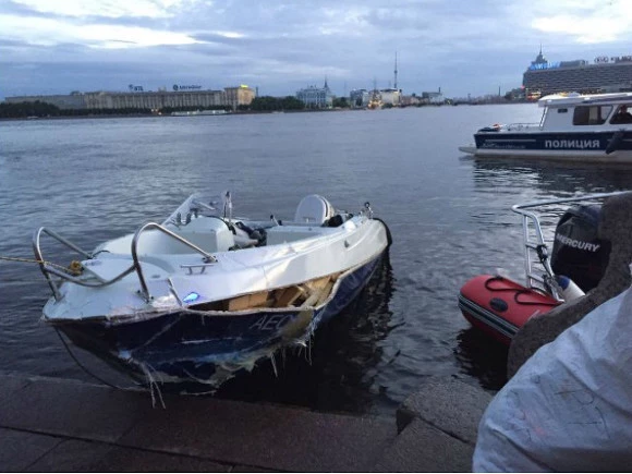 В Петербурге ребенок, спрыгнув с моста, едва не упал на летевший катер (видео)