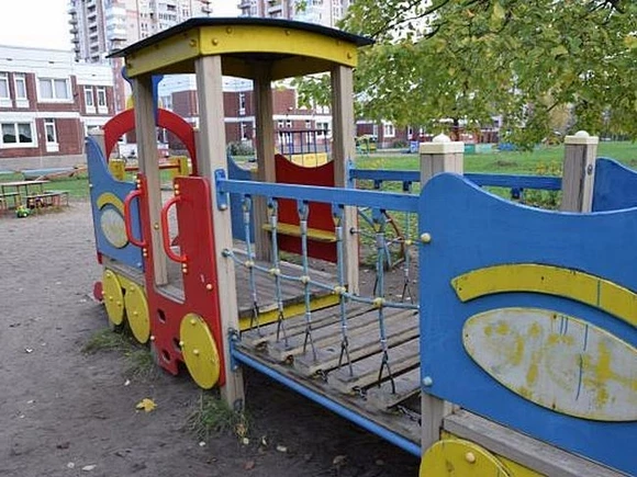 В Москве выпивавшие на детской площадке мужчины напали на женщину, сделавшую им замечание