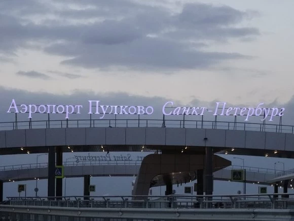 Уборщица украла брендовые вещи у пассажира «Пулково, пока тот сидел в туалете