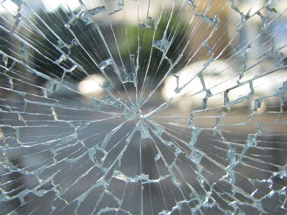Мужчина погиб в страшном ДТП на Петергофском шоссе: автомобиль разорвало пополам