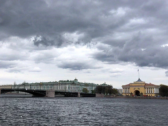 Подвыпивший петербуржец устроил крутые виражи на катере у Дворцового моста