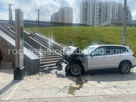 «Отвлеклась: девушка на BMW, протаранив два авто и сбив фонарь, влетела в переход на западе Москвы (фото)