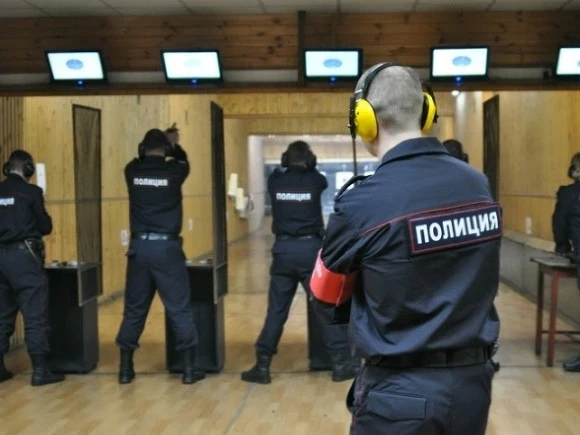 Сотрудница полиции ранила себя в ногу в московском тире