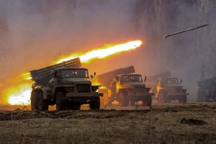 Боевики ВСУ обстреляли из «Градов больницу в Донецке, позже подожгли вокзал столицы ДНР