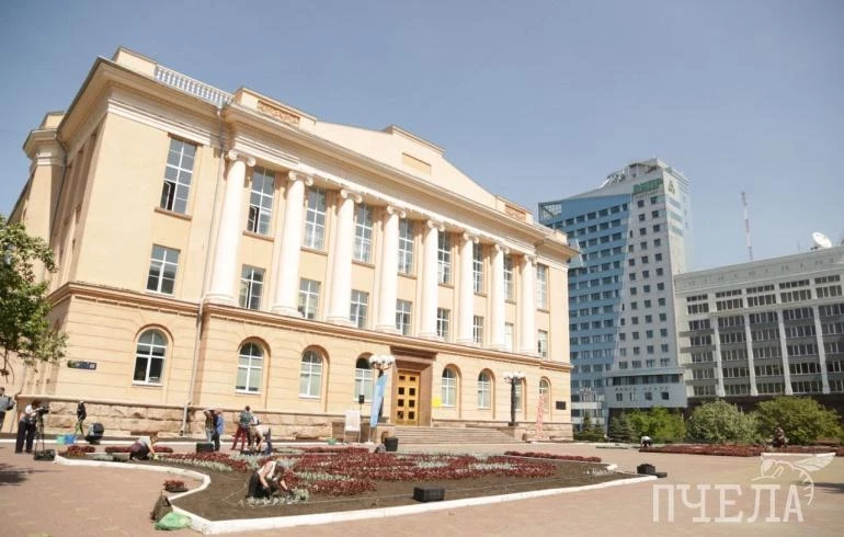 Возле главной библиотеки Челябинска высадили «цветы солнца