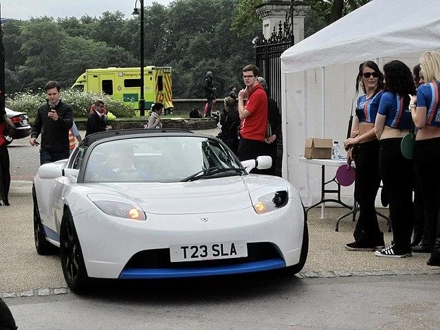 Компания Tesla анонсировала возвращение на рынок Roadster 2024 года