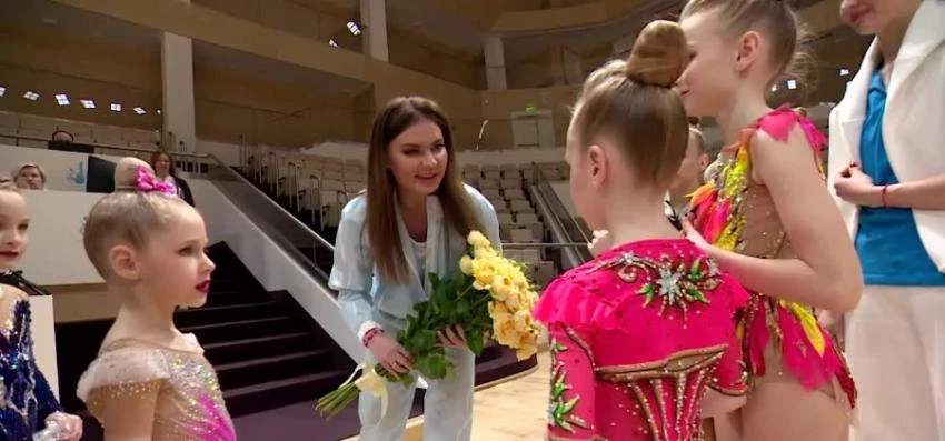Алина Кабаева удивила спортивным «луком на сборах в Академии