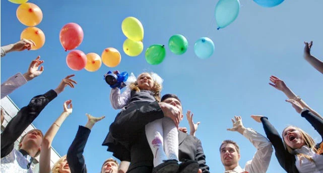 Поздравления и открытки с последним звонком в 2023 году поднимут настроение школьникам и учителям