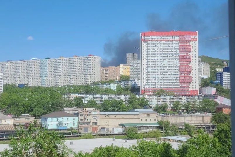 “Видно со всех точек города”: серьезный пожар во Владивостоке – видео