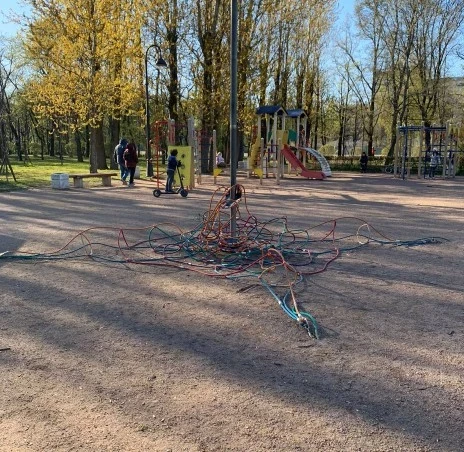 Чиновники Петербурга не извинились перед родителями пострадавших на веревочной «паутинке детей