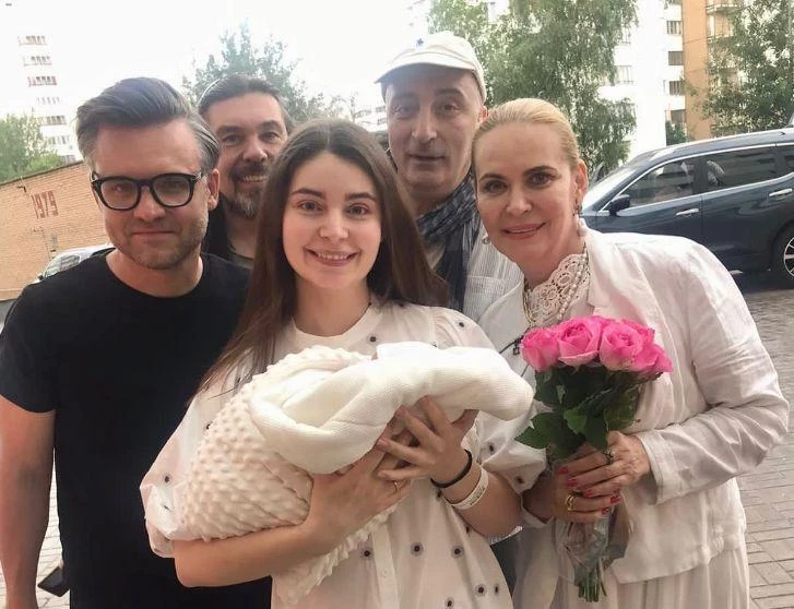 Актриса РФ Алена Яковлевна о будущем внучки: «Помогу, чем смогу