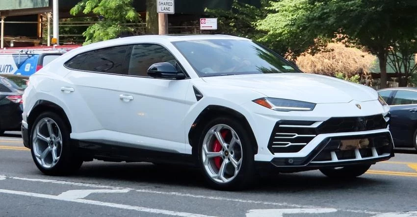 В Сети появились шпионские фото Lamborghini Urus PHEV