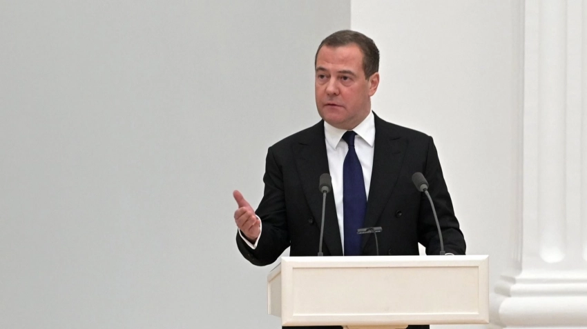 Медведев жестко прошелся по Макрону после слов о «геополитическом поражении России