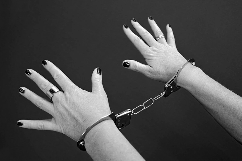 ФСБ задержала украинку за сбор информации о позициях группировки «Восток