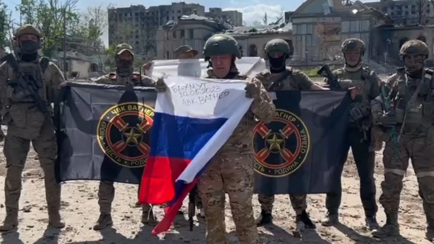 «Когда увидите Байдена — поцелуйте его в макушку: Пригожин обратился к Зеленскому из освобожденного ЧВК «Вагнер Бахмута