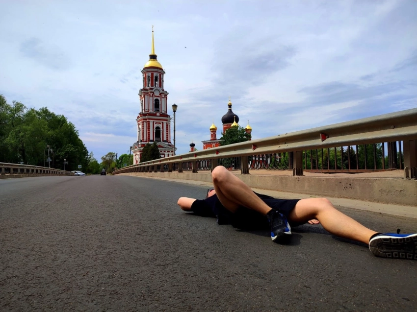 Блогер Данилов лег на асфальт в Старой Руссе в одной футболке: «Я горжусь, что после моего вмешательства начали ремонтировать дороги