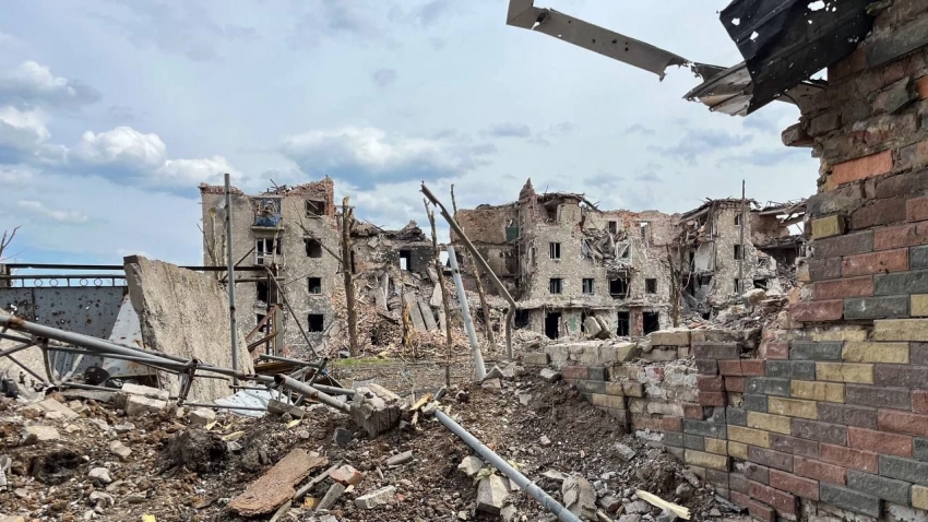 Украинские военные выгнали на улицу жителей Бахмута и взорвали их дома