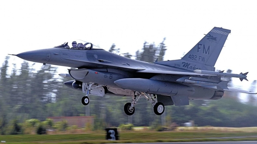 Politico: обучение пилотов ВСУ управлению истребителями F-16 займет несколько месяцев