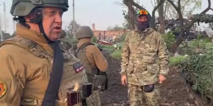 «Ну что парни, все? Через 15 минут трогаемся. Военным из МО оставляем подвал с кроватью и бельем, мыло. Зубные щетки забираем ЧВК «Вагнер выводит подразделения из Бахмута – видео