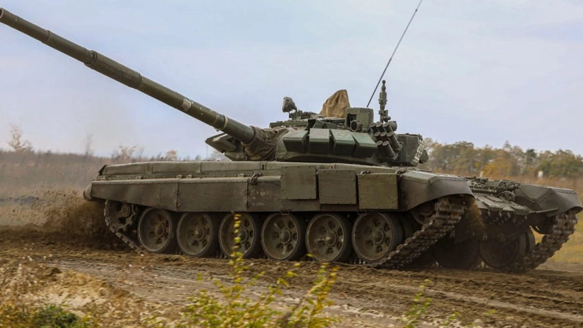 «Известия: экипажи российских танков уничтожили роту ВСУ в зоне спецоперации