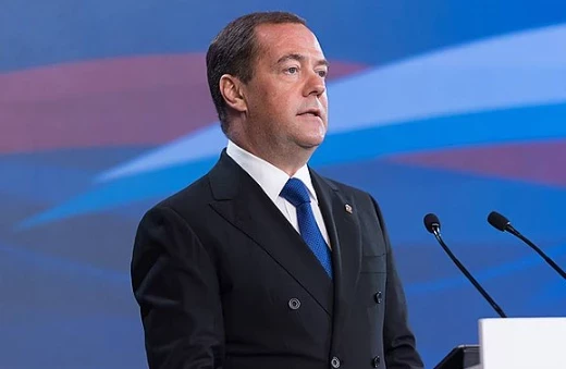 Дмитрий Медведев «водрузил российский флаг на центральной площади Киева в честь Дня России