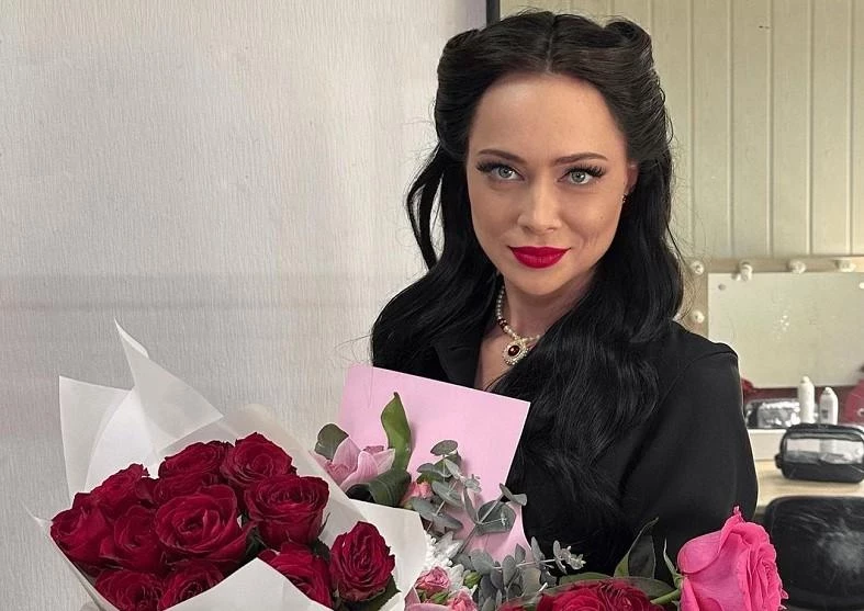 Настасья Самбурская получила необычный «подарок от поклонника, кинувшего камень в её машину