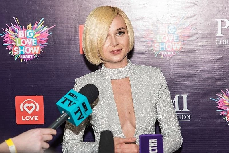 Полина Гагарина рассказала, как ее грудь «минус ноль дважды «раздувалась до 8 размера