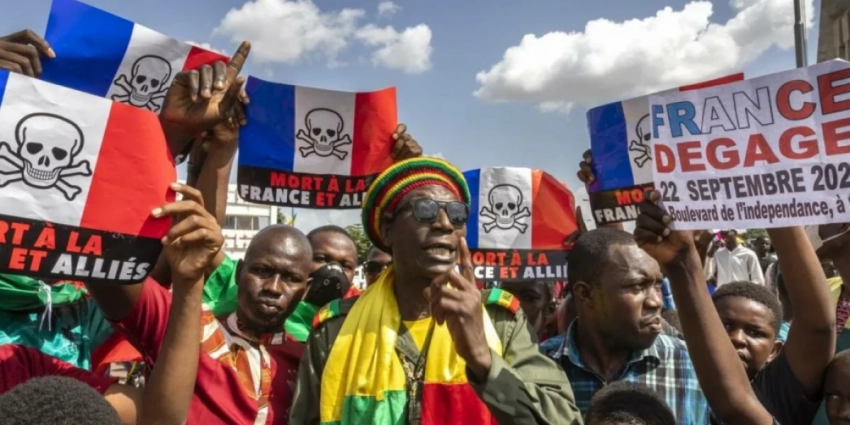 Пока Франция героически борется с Россией в Европе, у неё отбирают африканские сферы влияния. «Вагнеризация Африки продолжается