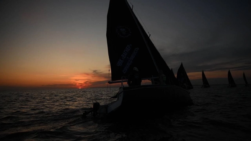 Лучи уходящего солнца отразили эффектное появление черной регаты с парусами ЧВК «Вагнер