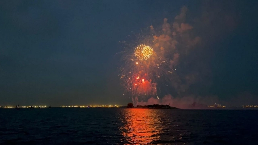 Заплыв яхт с парусами ЧВК «Вагнер в Петербурге завершился красочным салютом