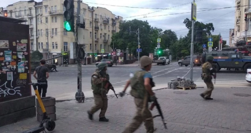 Будет ли бой за город: Взрыв прогремел у штаба ЮВО в Ростове, а бойцы «Ахмата у городской черты