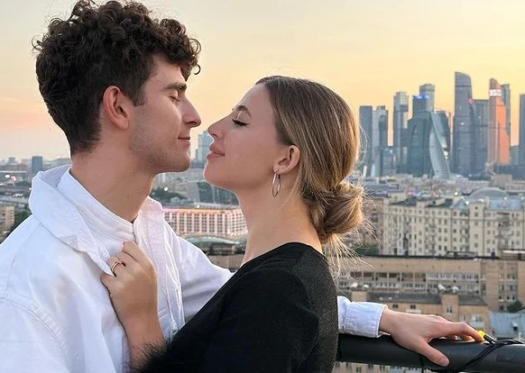 Анна Покров намекнула, что снимается в российской адаптации «Постучись в мою дверь