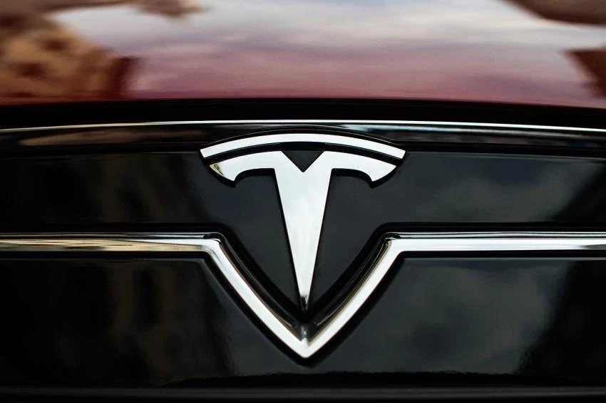 Tesla презентовала новый аксессуар для автомобилей с левым рулем – «Доставалку
