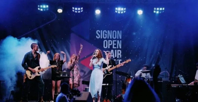 Женя Львовская успешно выступила с сольным концертом на СИГНОН Open Air Fest 2023 — «Слово без границ — новости России и мира сегодня