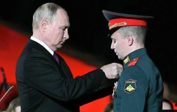 Владимир Путин вручил звезды Героев России экипажу танка Т-80 «Алеша  