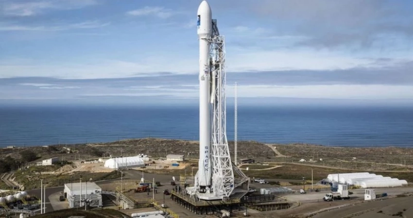 SpaceX строит «оборонное мегасозвездие: компания запустила ракету Falcon 9 с 13 спутниками Пентагона